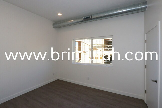 Building Photo - 945 S Washington St