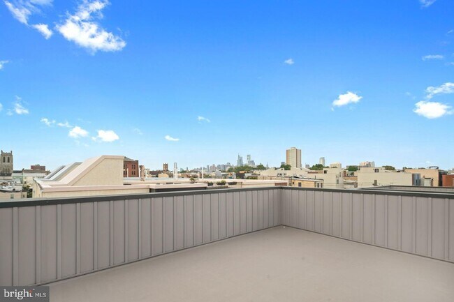 Building Photo - Pennsport Townhome with Garaged Parking