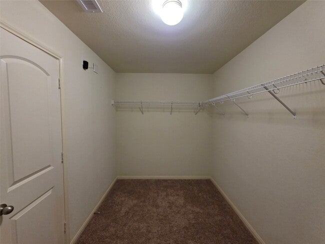 Building Photo - 723 Crystal Lakes Dr
