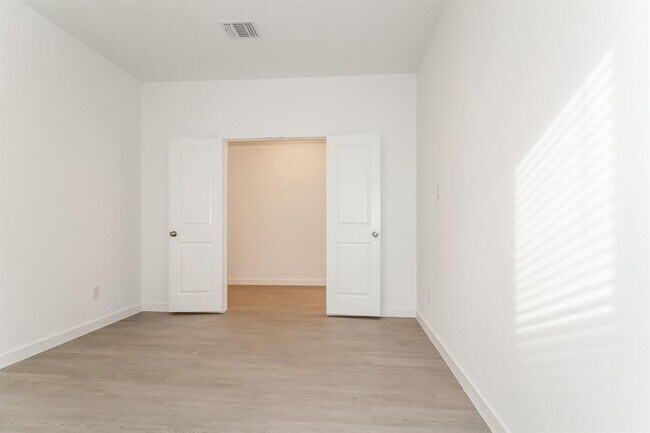 Building Photo - 1908 Ponderosa Pne Ln