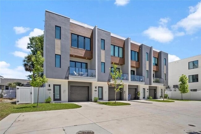 Building Photo - 2705 N Blvd