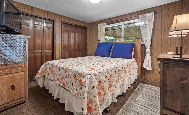 Building Photo - Charming Mid-Century Modern Ranch Home, 2 Bedroom 2 Bathroom, Lots Of Natural Lighting!