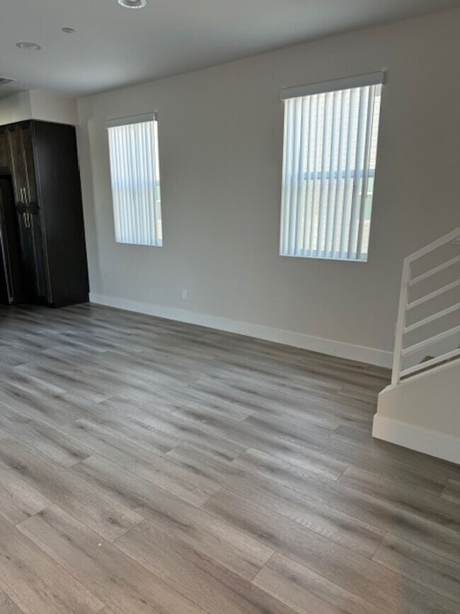 Building Photo - 3190 Carlin Ave