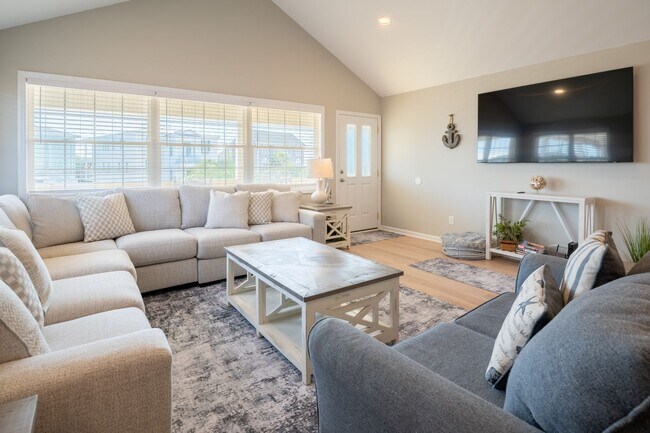 Building Photo - PERFECT OFF-SEASON BEACH GETAWAY