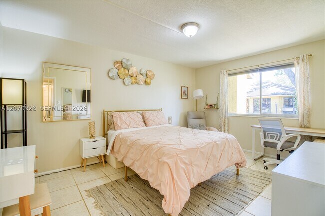 Building Photo - 3095 N Oakland Forest Dr