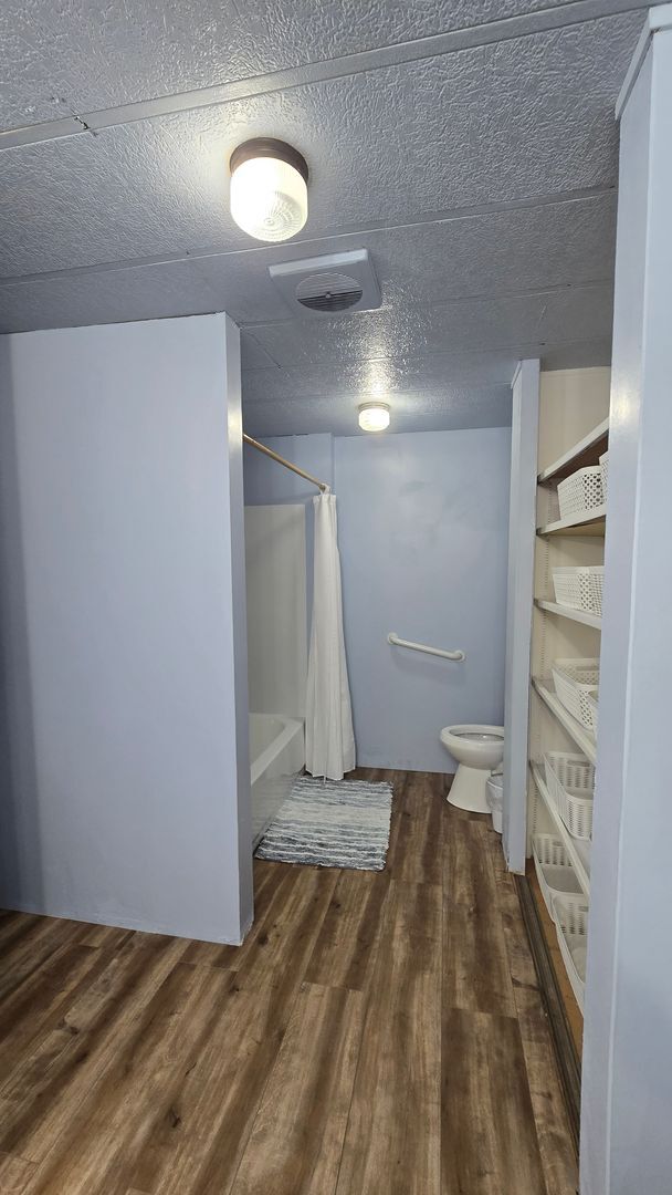Building Photo - Welcome to this 3-bedroom, 2-bathroom home...