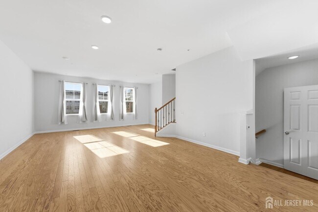 Building Photo - 38 Bond St