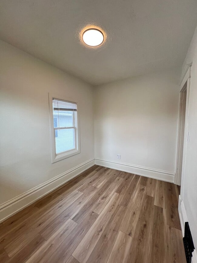 Building Photo - 835 Waugoo Ave