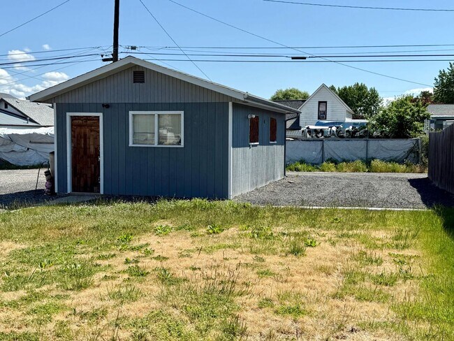 Building Photo - For Rent: 2 Bedroom, 1 Bathroom Home with Garage and Large Yard