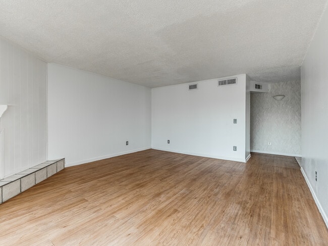 Building Photo - 6728 N Meridian Ave
