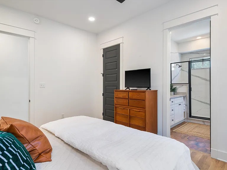 Building Photo - 2228 Oliver Ave