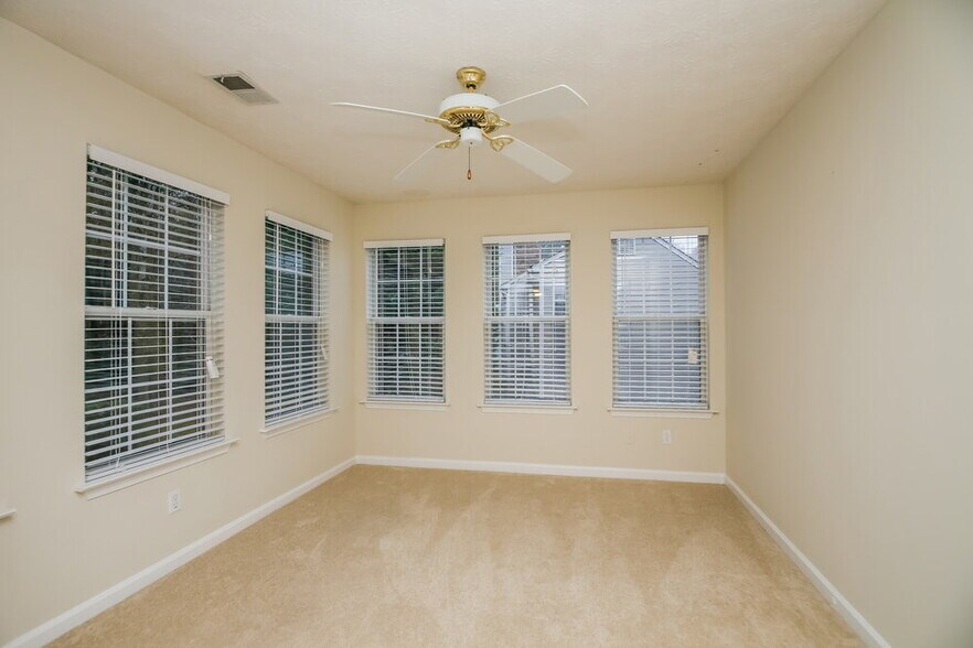 Building Photo - 3425 Sandlake Dr SW