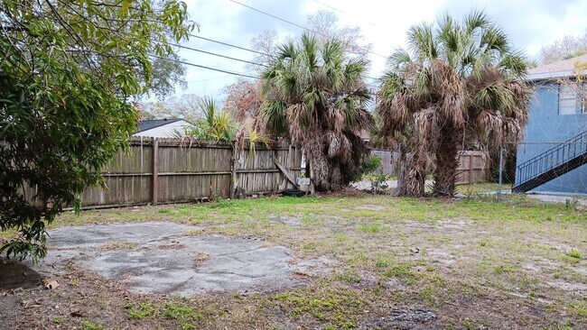 Building Photo - 2/1 Single family home with fenced in yard