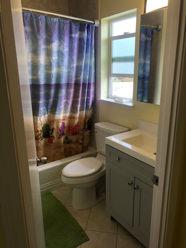 Building Photo - 3 Bed/ 2 Bathroom House in Santa Cruz