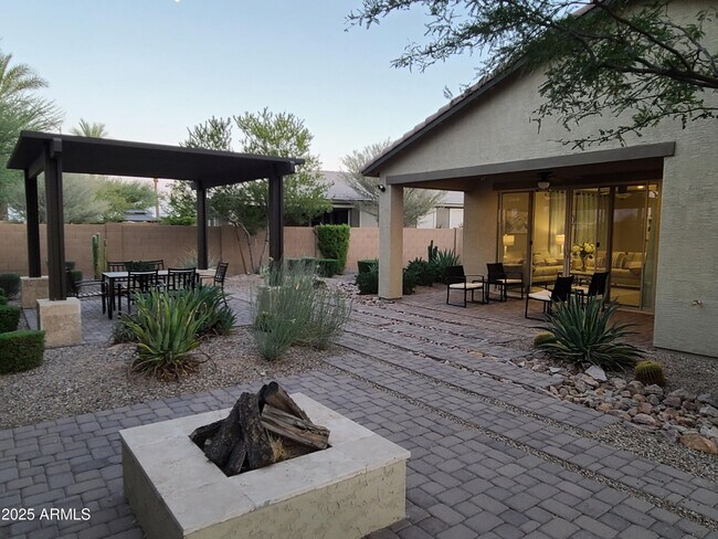 Building Photo - 1666 E Lee Dr