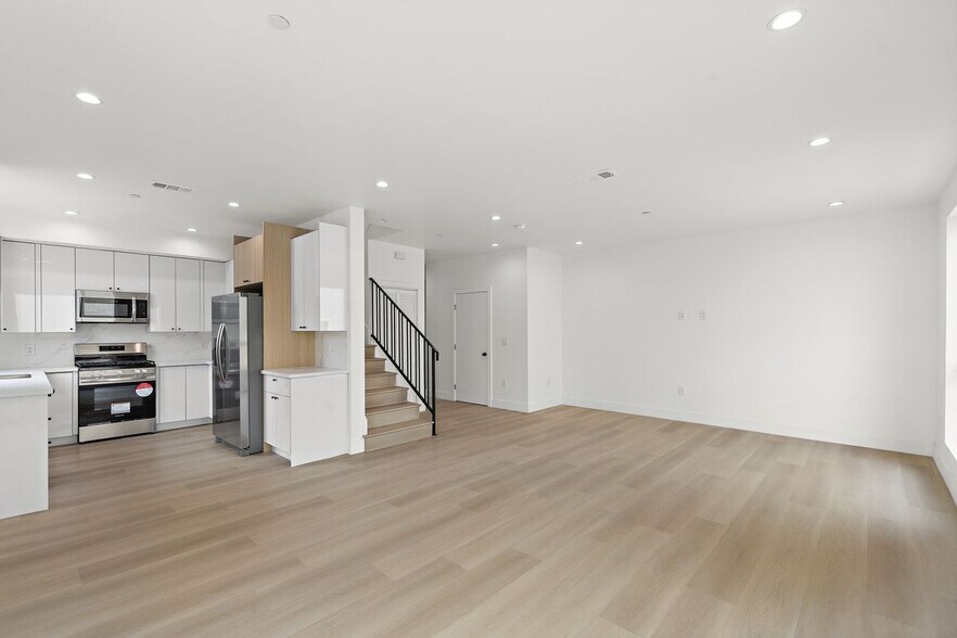 Building Photo - 10742 Hortense St