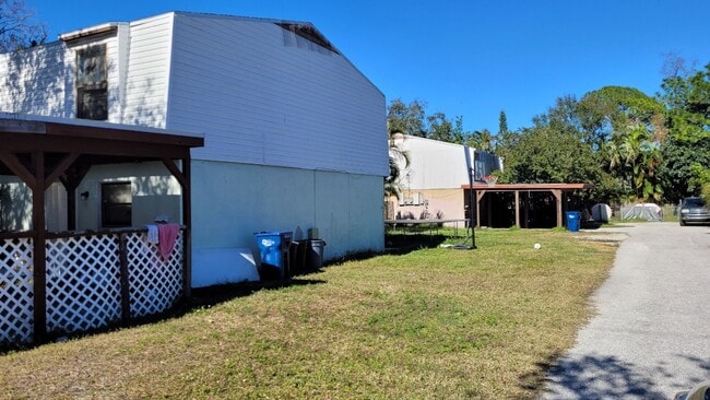 Building Photo - 3 Bedroom, 1.5 Bath - Two-Story Home/Duplex