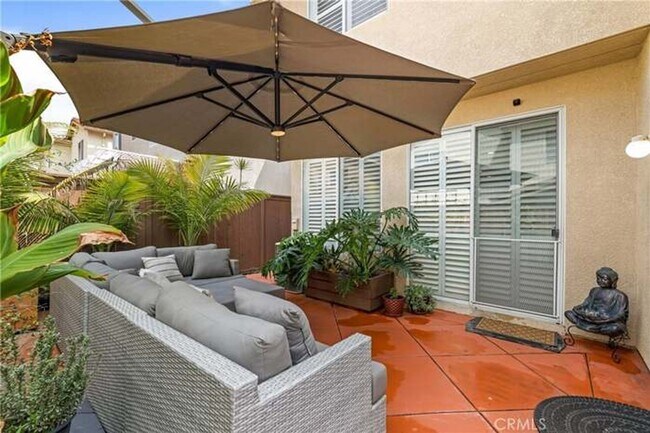 Building Photo - 3 Bedroom Plus Loft in Los Flores