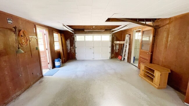Building Photo - 3 BR House on a Lake 1.5 Baths