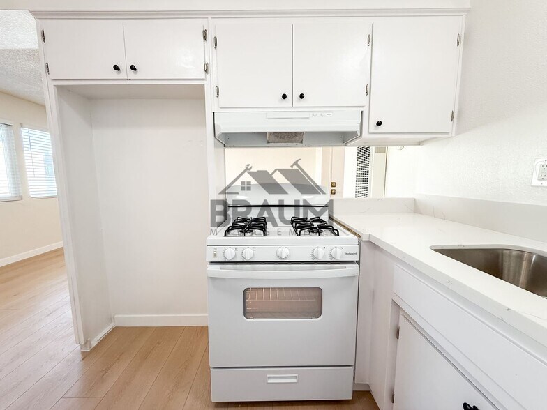 Building Photo - 4636 Laurel Canyon Blvd