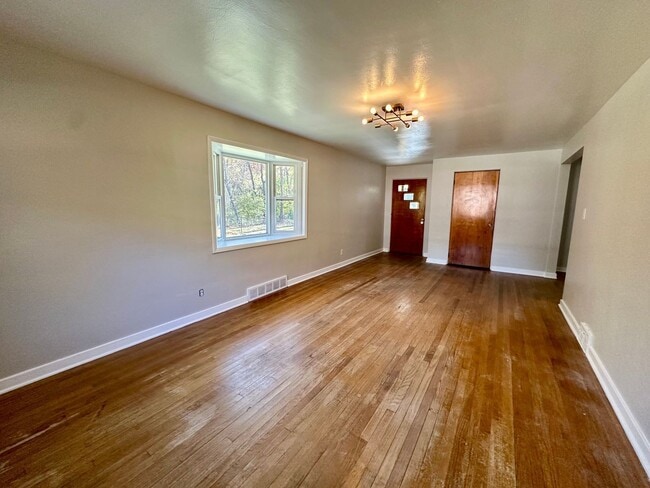 Building Photo - 208 Bridge St