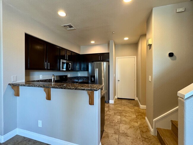 Building Photo - 3 Bed 2.5 Bath plus extra room Townhouse Style Condo / Attached 2 Car Garage