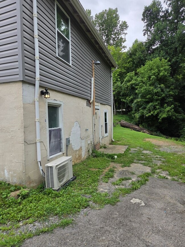 Building Photo - 1744 Granby Rd