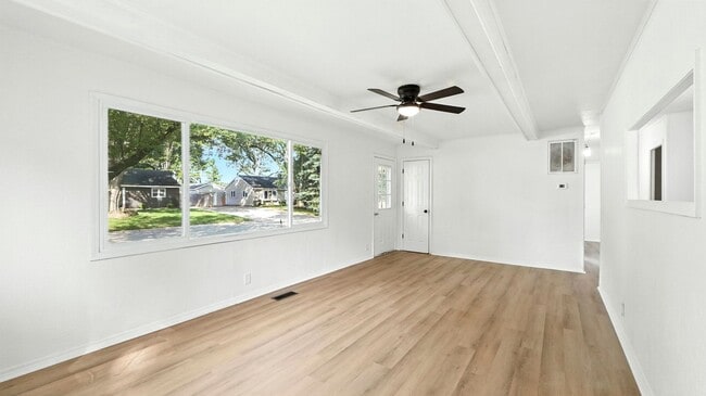 Building Photo - New 3 bedroom listing!