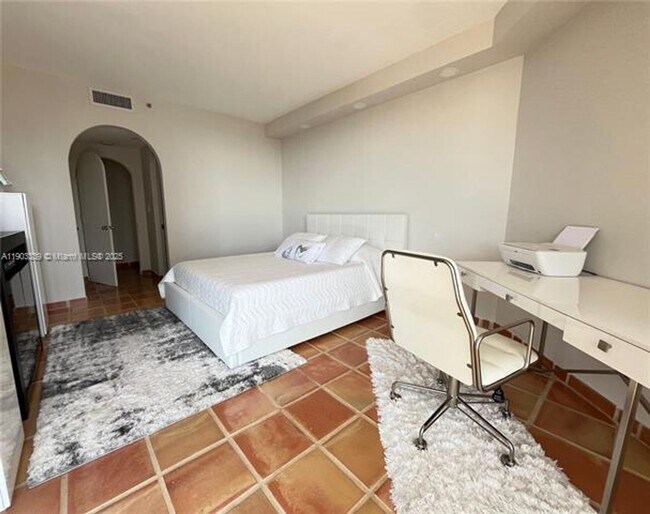 Building Photo - 4000 Island Blvd