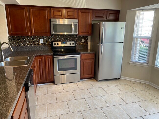 Kitchen - 662 Biltmore Dr