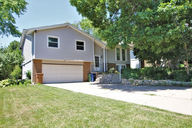 Primary Photo - Coming Soon! 3 Bedroom / 2 Bath In Bellevu...