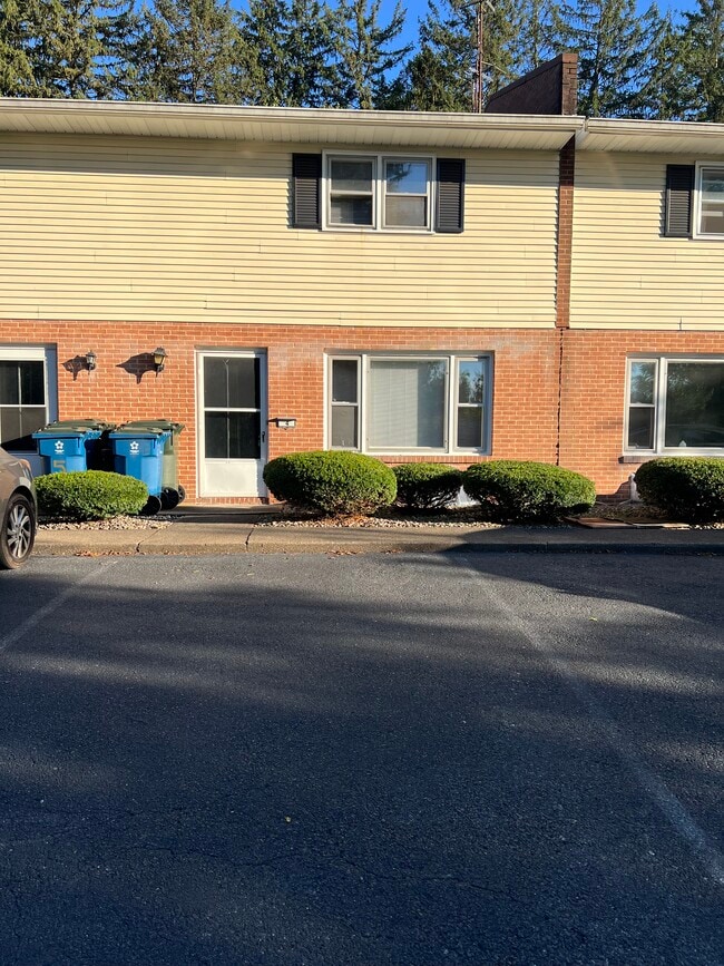 Building Photo - 729 Low St