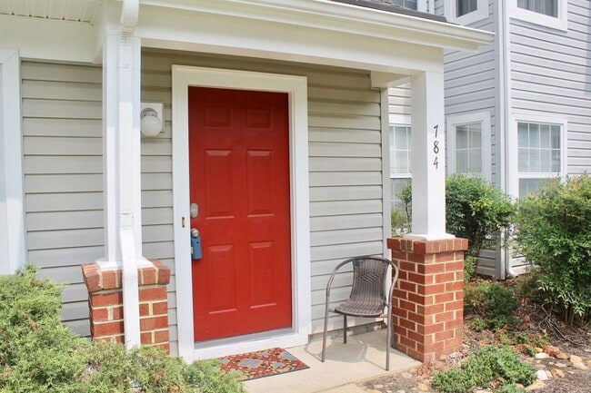 Building Photo - 2BD/ 2BA Condo with New Carpet & Community Pool!