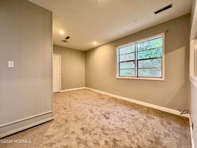 Building Photo - 526 W Thurman Rd