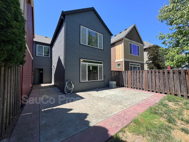 Building Photo - 948 SE Elina Ave