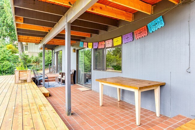 Building Photo - Stunning 1 Bed + Bonus Room/1 Bath Lower-L...