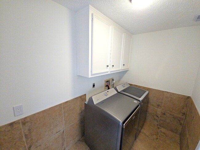 Building Photo - 2502 Fairwind Dr