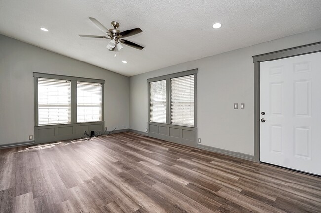 Building Photo - 10 Carol Ct