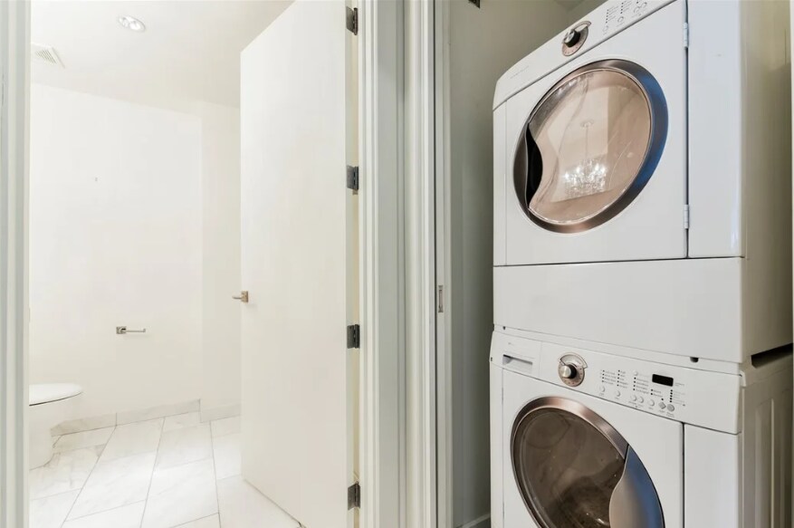 Building Photo - 4471 Dean Martin Dr