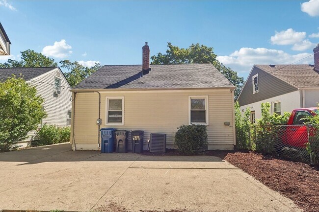 Building Photo - 446 Huntmere Dr
