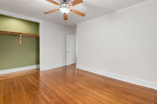 Building Photo - Single family home with hardwood floors th...