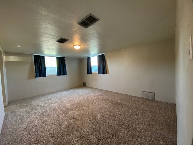 Building Photo - Nice Corner Lot