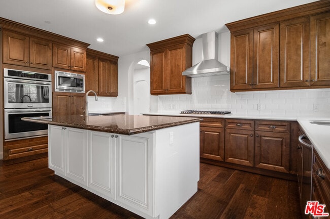 Building Photo - 18326 Columbus Cir