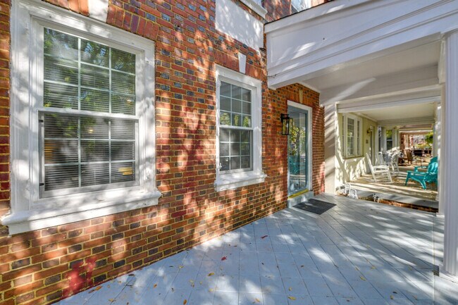 Building Photo - 2312 Rosewood Ave