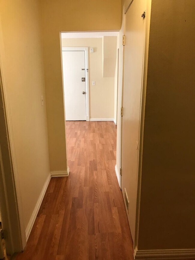 Building Photo - 612