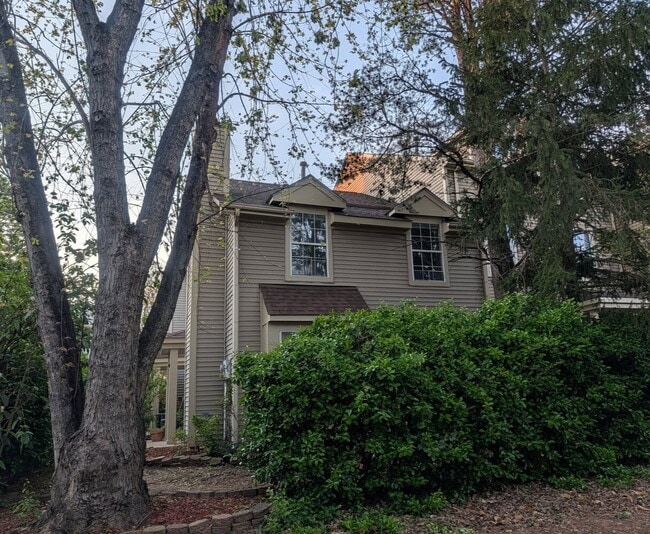 Building Photo - Cozy & Lifestyle-Oriented