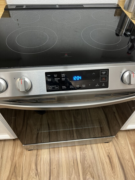 New oven - 847 Mission Sierra Ct