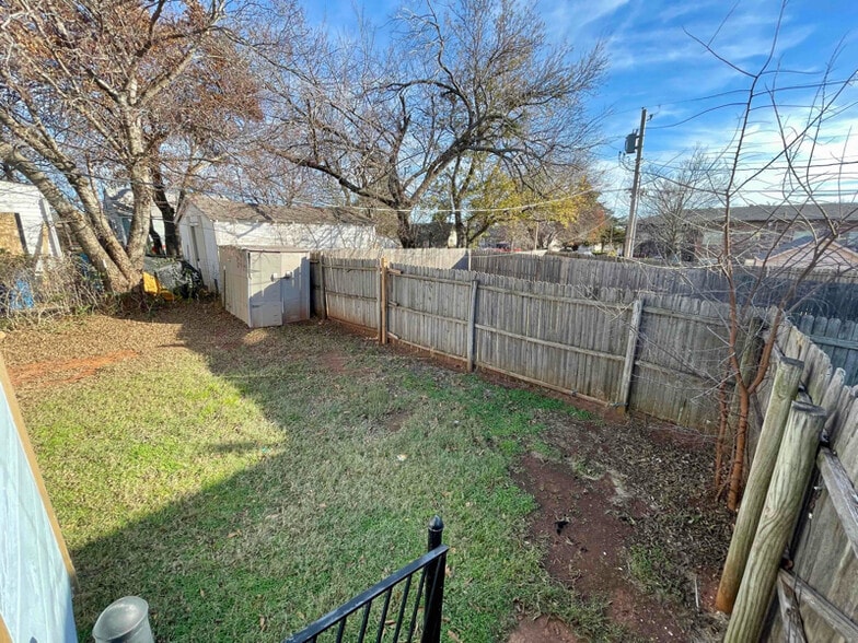 Building Photo - 1006 E Campbell St