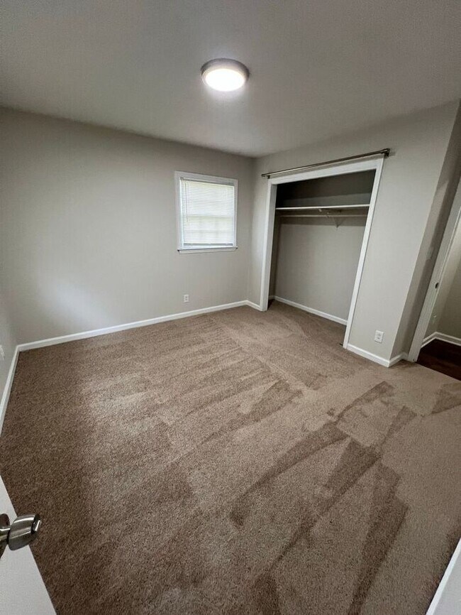 Building Photo - READY NOW!!!! 3 bed 2 bath!