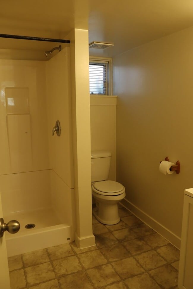 Building Photo - 6 bedroom 2 bath home